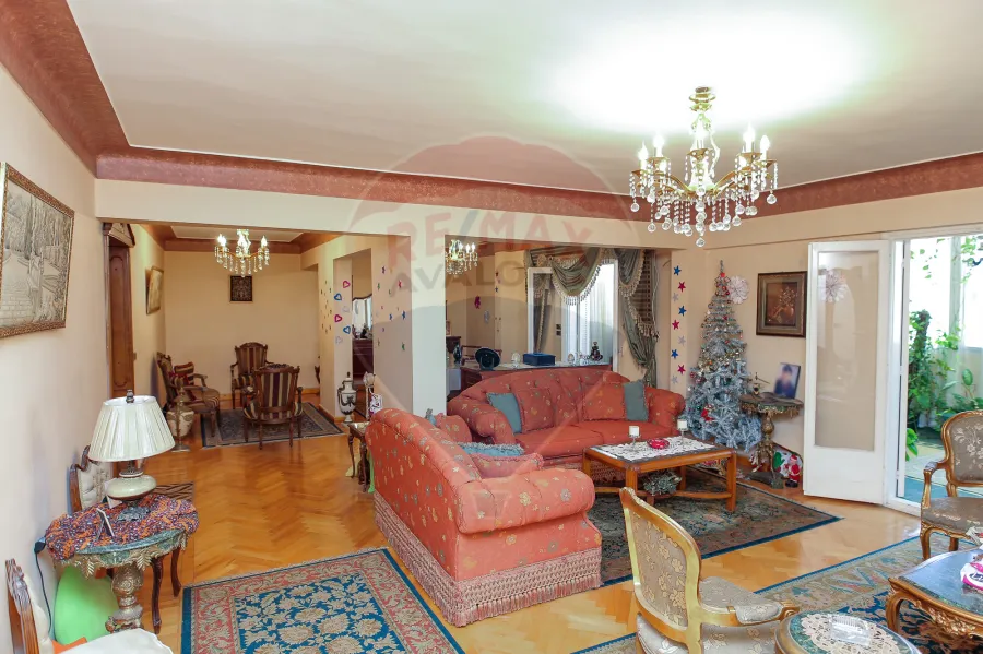 (شقة للبيع 250 م رشدي (على الترام مباشرة