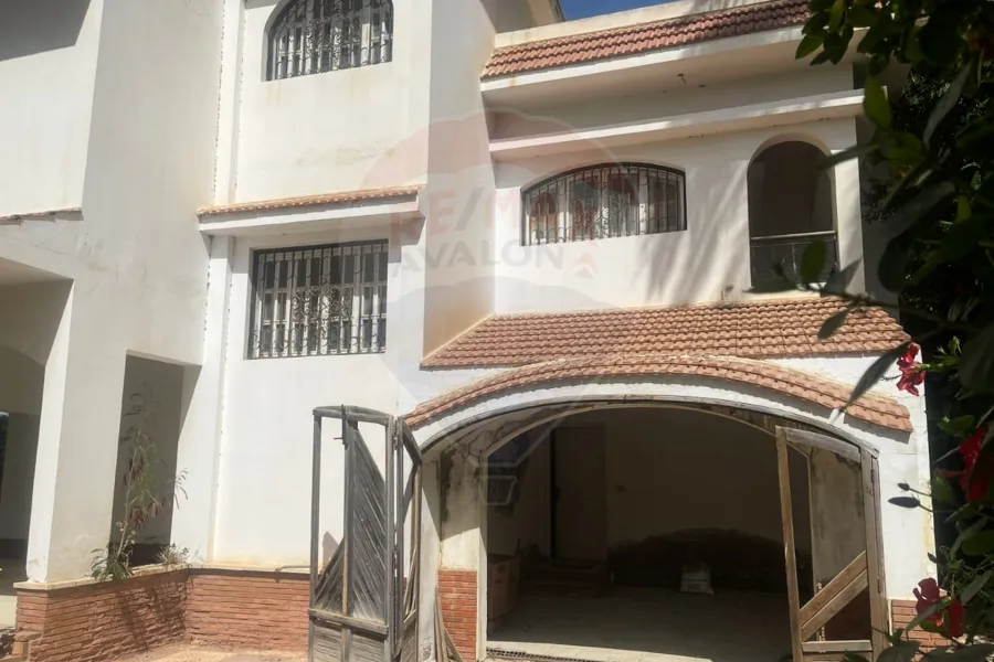 Duplex villa registered with a blue contract for sale 2,150 m King Mariout (compound beside Africana hotel)