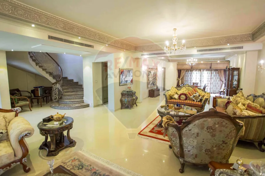 فيلا تريبلكس مفروشة للايجار475 م محرم بك (كومباوند ميروزا بجوار كارفور)