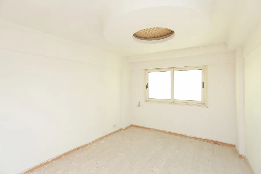 شقة للبيع 290م ثروت -خطوات من البحر وش أبو قير