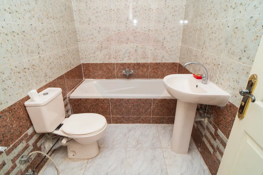 شقة للايجار 200 م كليوباترا (علي البحر مباشرة)