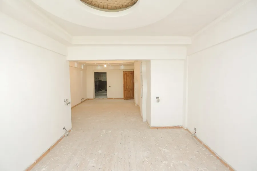 شقة للبيع 290م ثروت -خطوات من البحر وش أبو قير