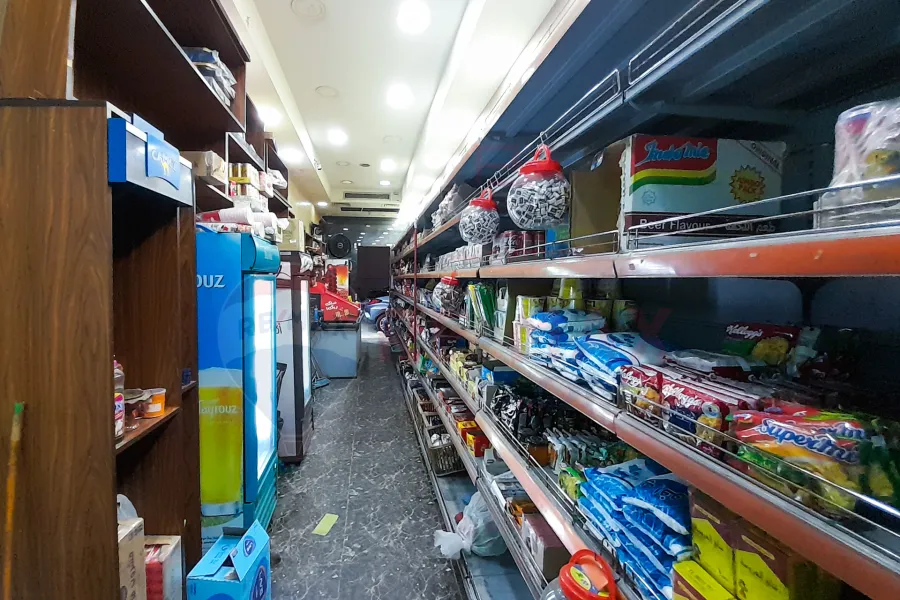 محل للايجار 31 م لوران  (شارع الاقبال - خطوات من البحر)