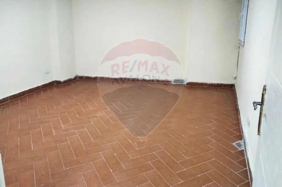 شقه للايجار145 م كامب شيزار (علي البحر مباشرة)