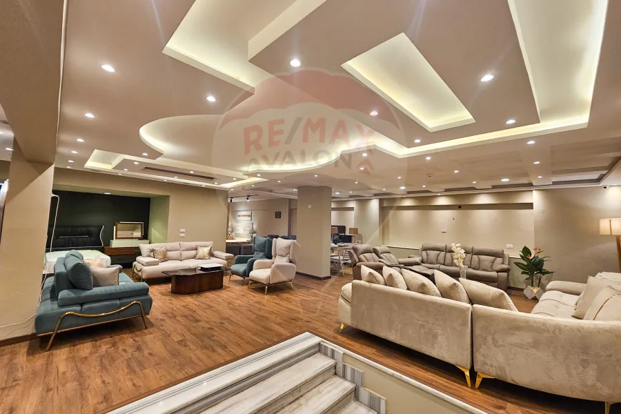 محل + صندرة للبيع 550 م  الإبراهيمية (على البحر مباشرة)