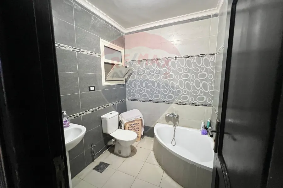 شقة للبيع 180 م سموحة (ش 50 - خطوات من فوزى معاذ)