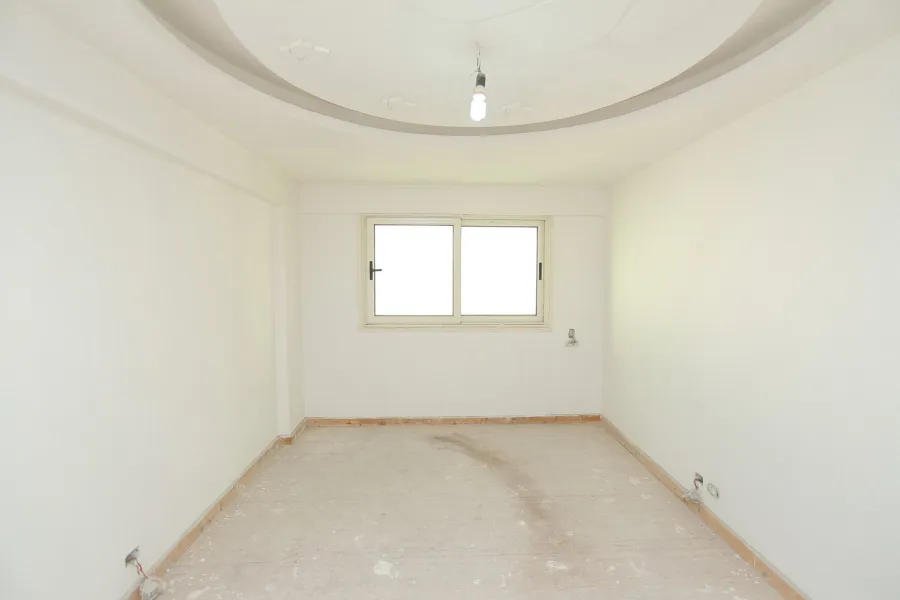 شقة للبيع 290م ثروت -خطوات من البحر وش أبو قير