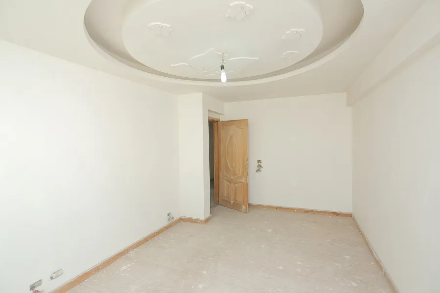 شقة للبيع 290م ثروت -خطوات من البحر وش أبو قير