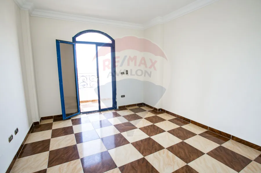 شقة للإيجار 200 م سموحة ( كوبرى 14 مايو- فيو مفتوح على نادى سموحة)