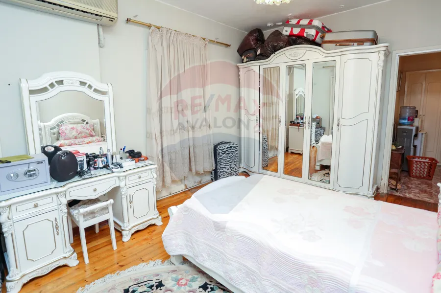 شقة للبيع 300 م جليم (شارع ابوقير الرئيسي)