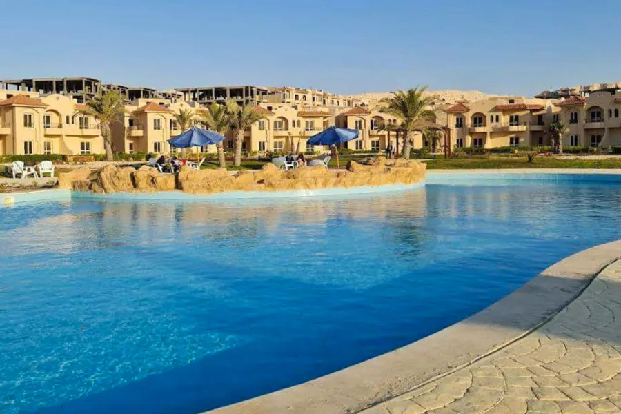 شاليه أرضي + جاردن للبيع (كورال هيلز) رأس الحكمة 170 م شاليه + 120 م جاردن