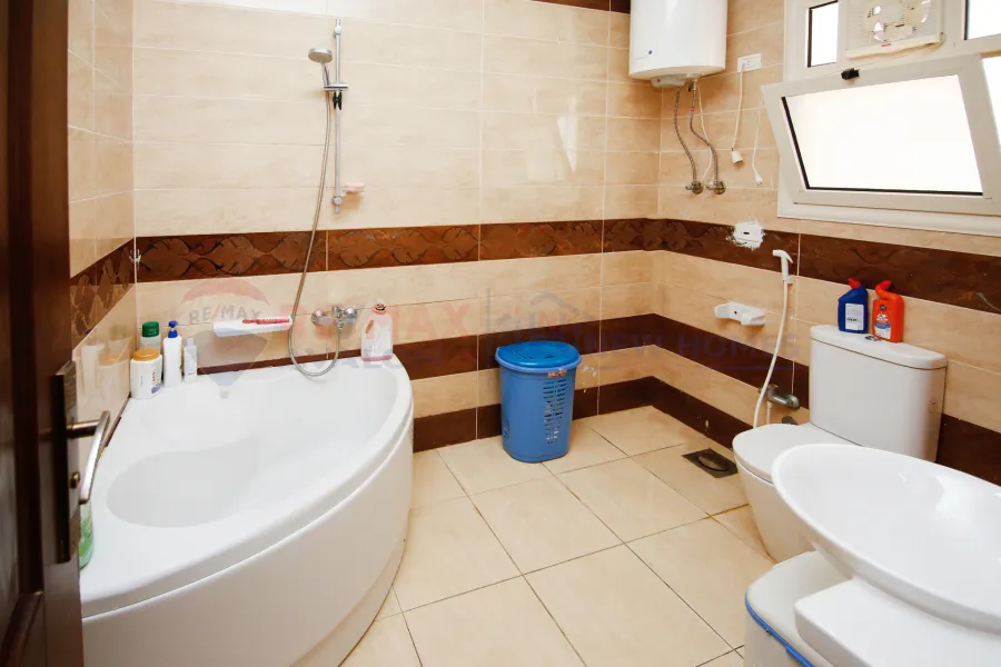 شقة للبيع 450 م سموحة ( ش مصطفى كامل )