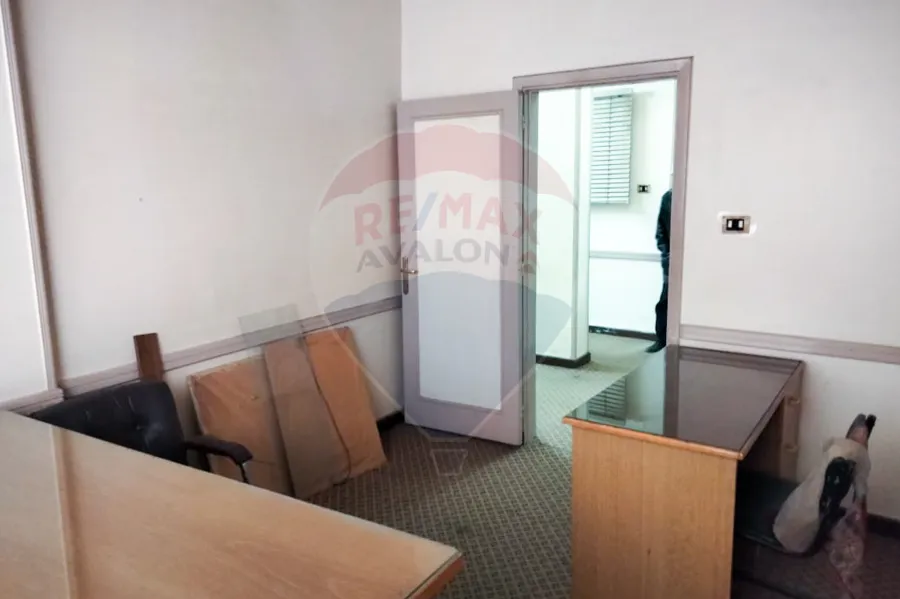 مكتب للايجار 125 م محطة الرمل (تاني نمرة من شارع صفيه زغلول - الباب رقم ڤ5)