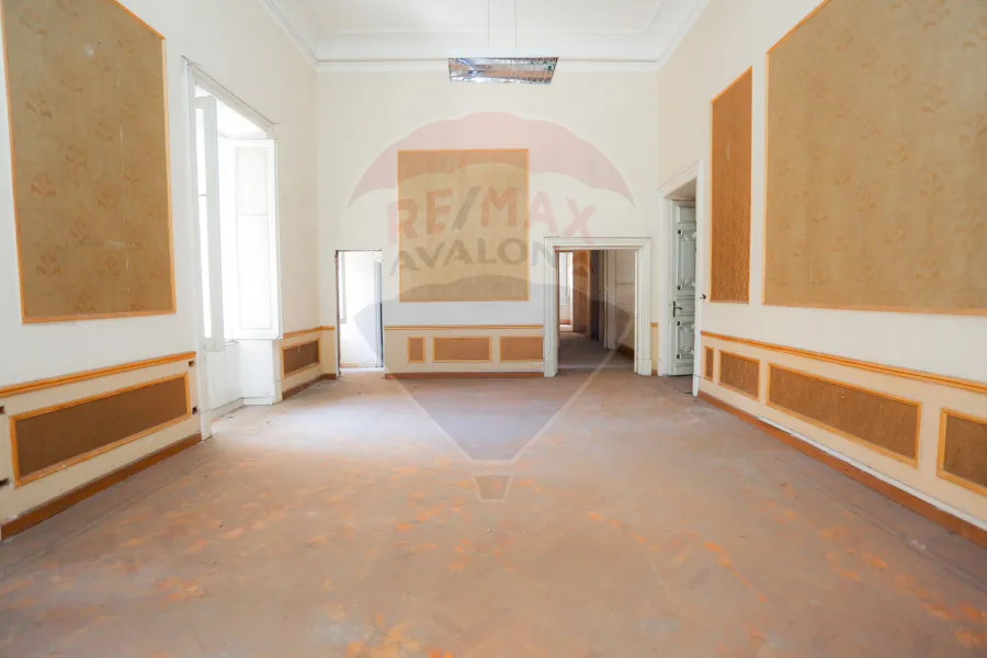 Castle for sale Al-Hay Al-Latiny (Steps from Fouad St. and Sultan Hussein St.) 1,460 m