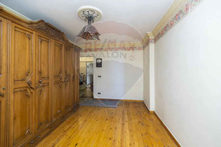 شقة للبيع 185 م جليم (ش محمود الديب - خطوات من البحر)