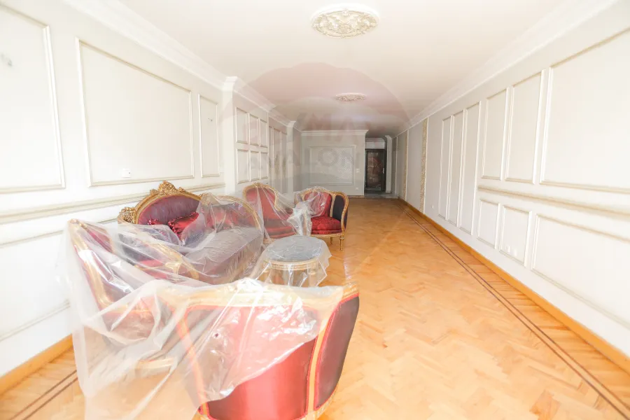 شقة للايجار 195 م رشدي (علي الترام مباشرة)