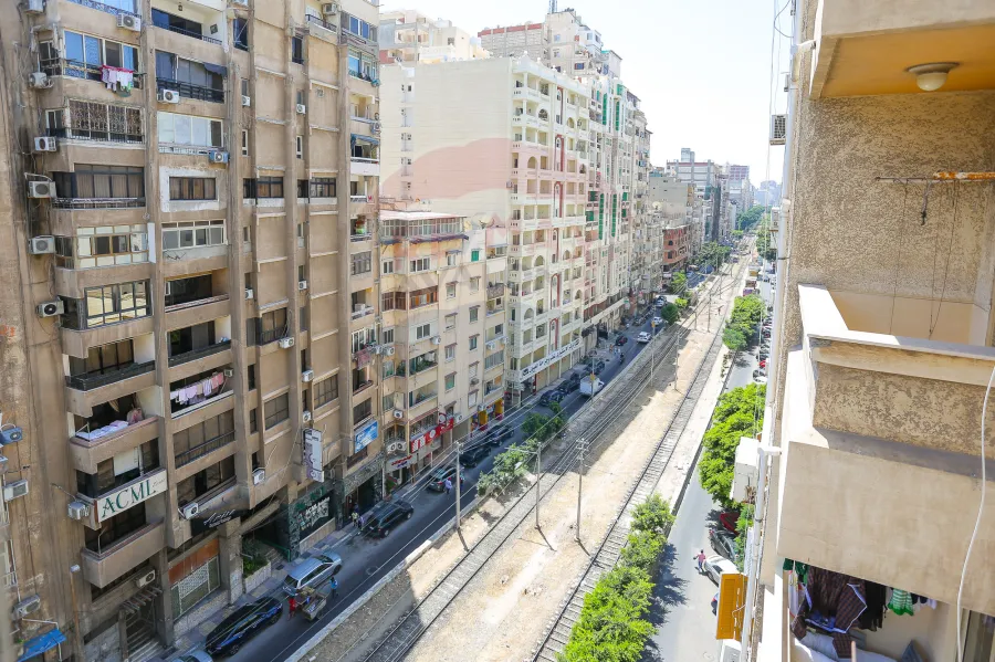 شقة للبيع 140 م رشدي (علي الترام مباشرة)