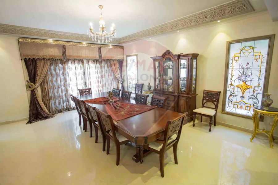 فيلا تريبلكس مفروشة للايجار475 م محرم بك (كومباوند ميروزا بجوار كارفور)