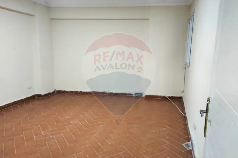 شقه للايجار145 م كامب شيزار (علي البحر مباشرة)