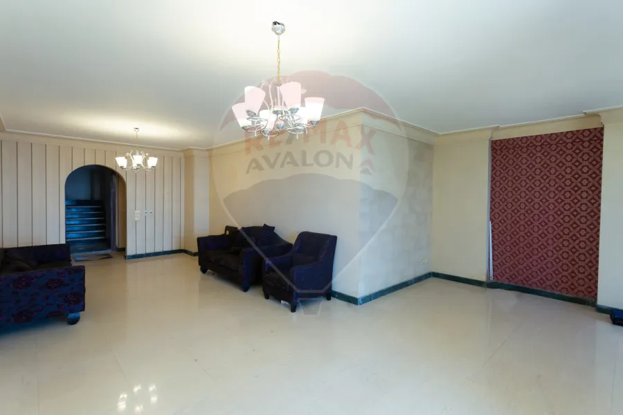 شقة للبيع 175 م السرايا (علي البحر مباشرة)