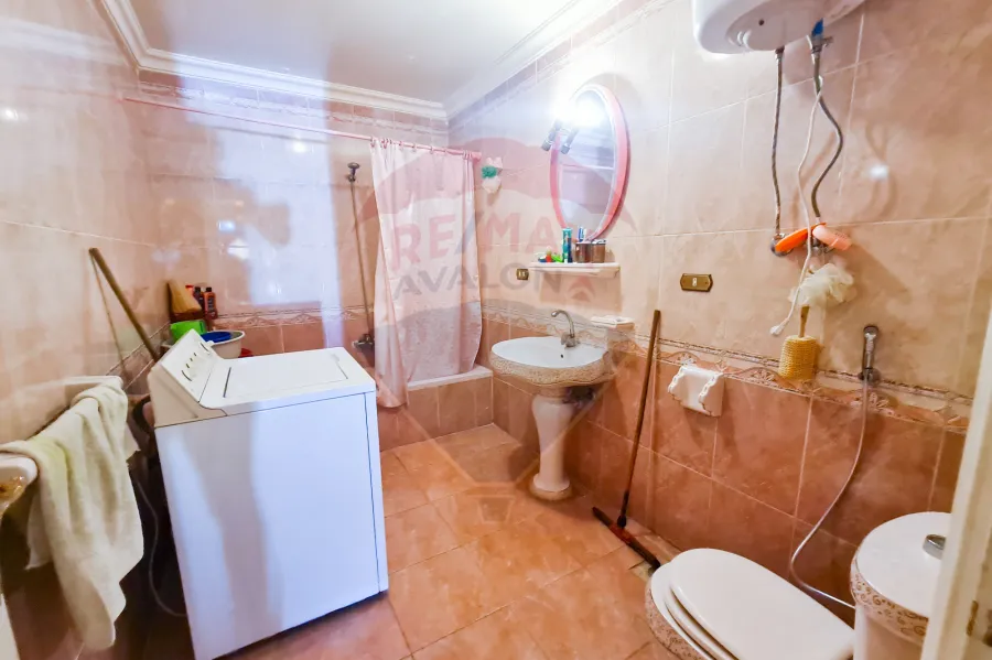 شقة للايجار 145 م كامب شيزار (خطوات من البحر)