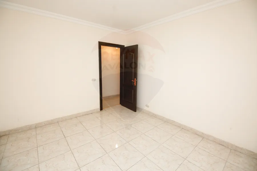 شقة للبيع 200 م محرم بك ( عمارة الجهاز المركزى للمحاسبات شارع قناة السويس الرئيسي مباشرة-  بجوار كمبوند محرم باشا)