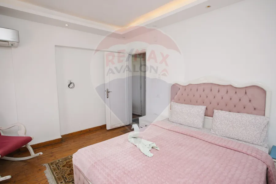 شقة للبيع 130 م لوران (علي البحر مباشرة)