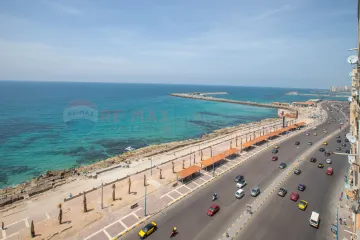 شقة للبيع 120 م لوران ( علي البحر مباشرة )