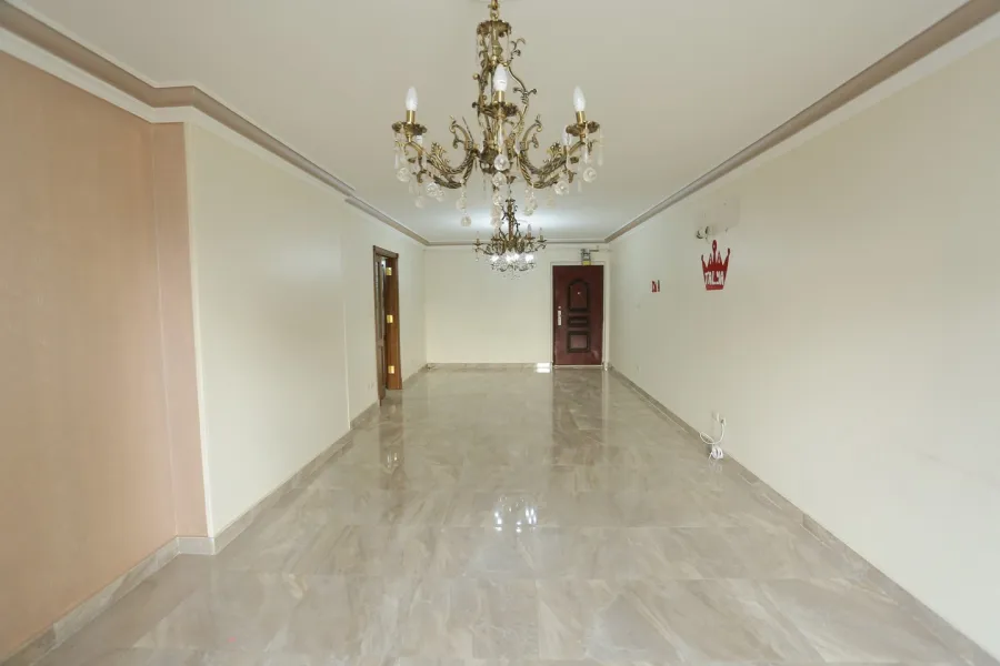 شقة للبيع 240م صافى زيزنيا -بين الترام وش ابوقير- خطوات من سان ستيفانو والبحر