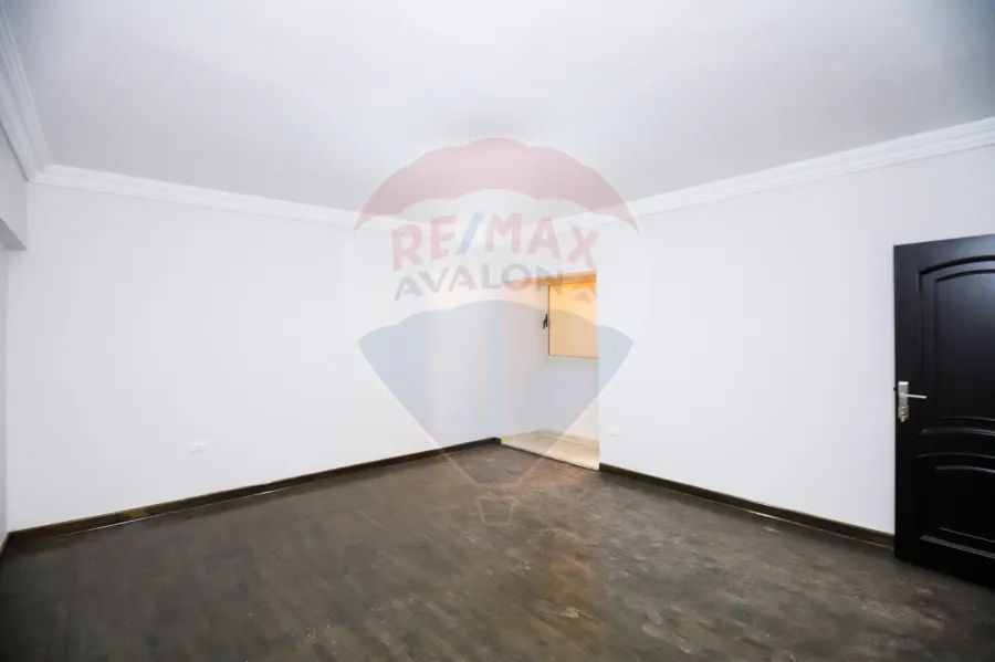 شقة للبيع 250 م رشدي (ش إبراهيم حلمي)