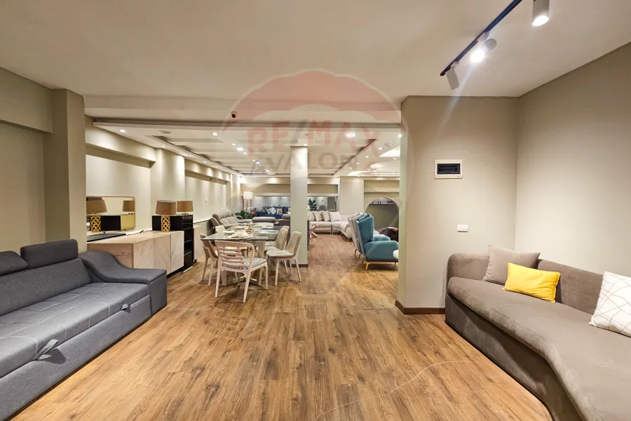 محل + صندرة للبيع 550 م  الإبراهيمية (على البحر مباشرة)