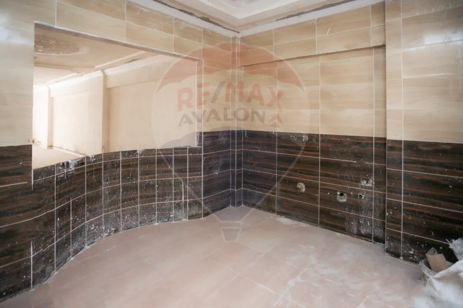 شقة للبيع 185 م محرم بك (ش زين العابدين)