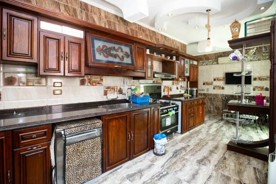 شقة للبيع 360 م + 360 م رووف ملكية خاصة سموحة (كومباوند حدائق اللوتس - ش الهيلتون )