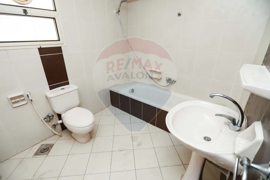 شقه للبيع 218 م جليم ( ش ابو قير مباشره )