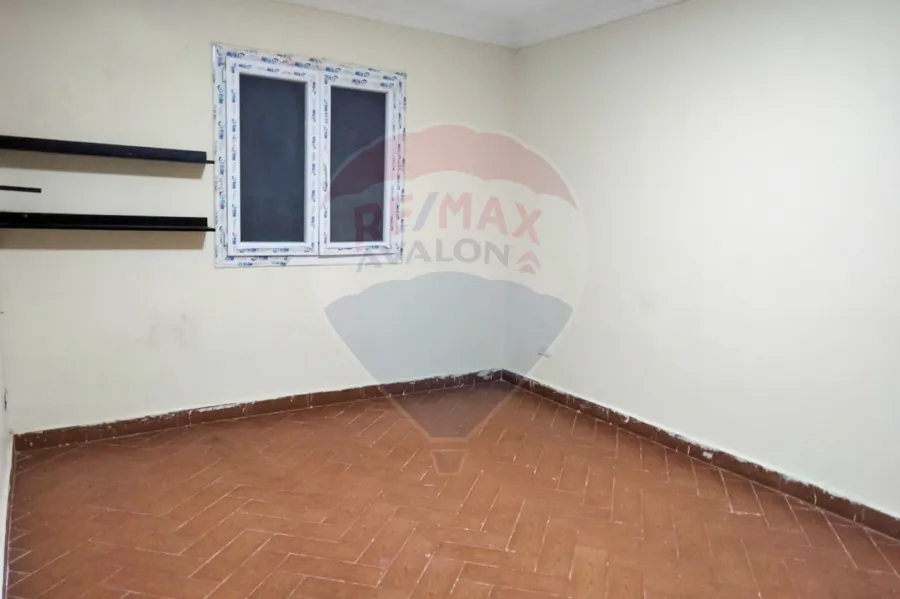 شقه للايجار145 م كامب شيزار (علي البحر مباشرة)