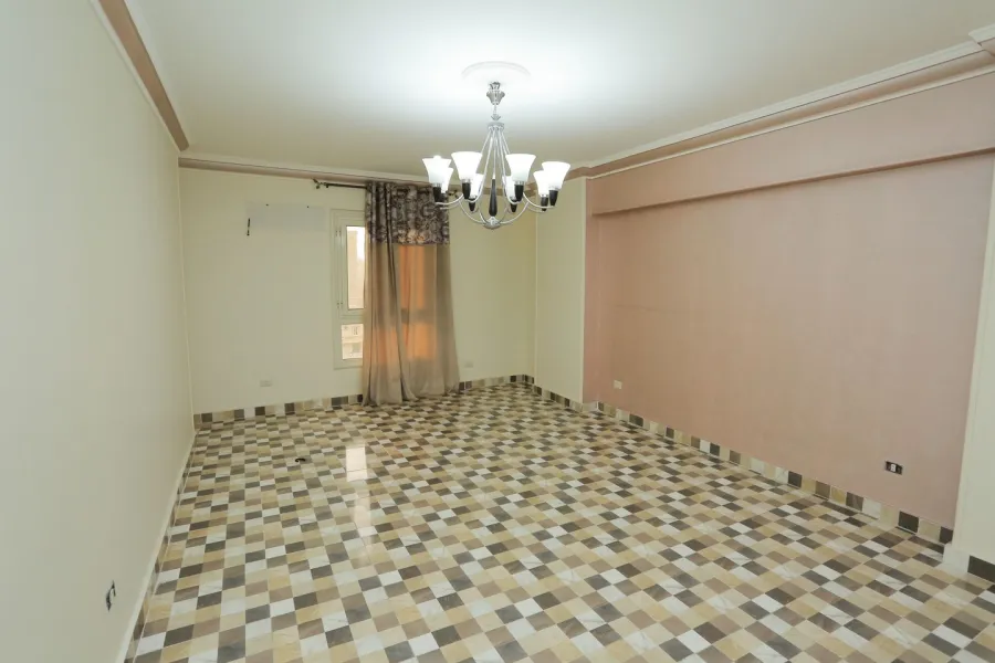 شقة للبيع 240م صافى زيزنيا -بين الترام وش ابوقير- خطوات من سان ستيفانو والبحر