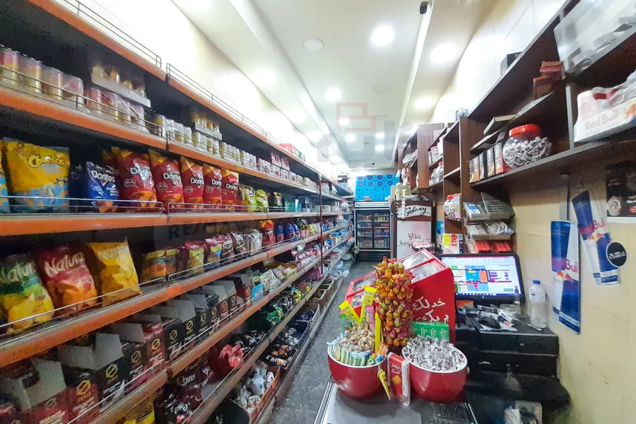 محل للايجار 31 م لوران  (شارع الاقبال - خطوات من البحر)