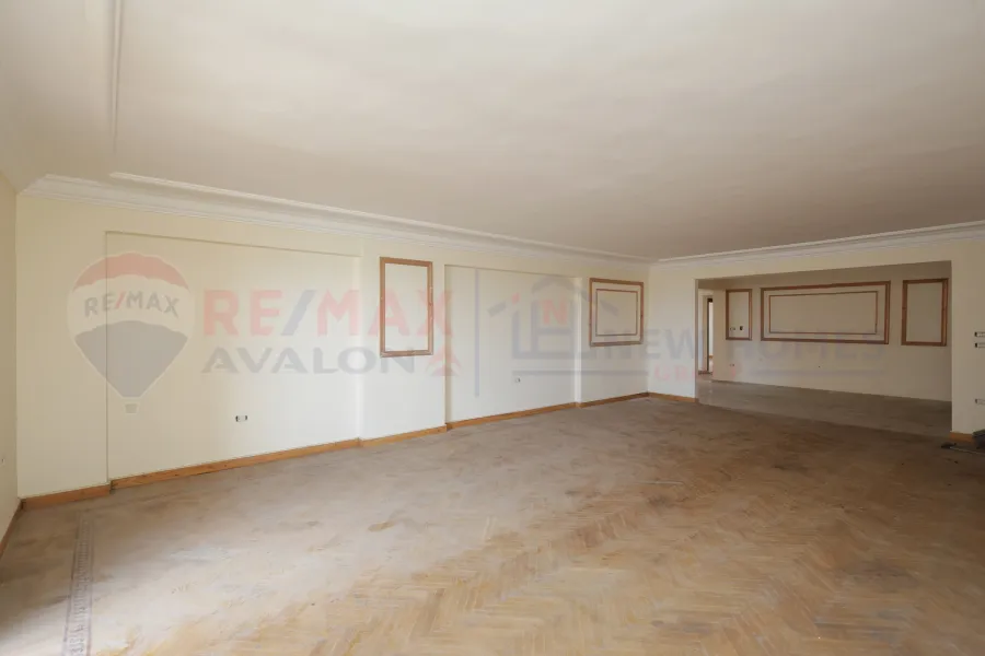 شقة للبيع 300 م زيزينيا ( خطوات من البحر امام قصر الصفا )