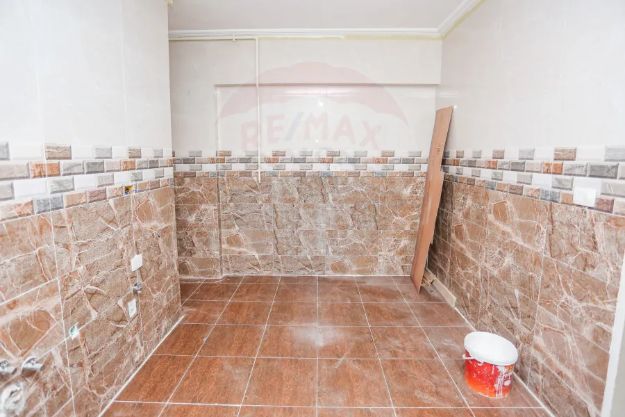 شقة للايجار 195 م رشدي (علي الترام مباشرة)