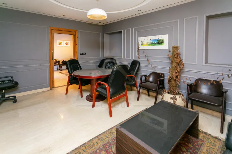 شقة للبيع 250 م الشاطبي (علي الترام مباشرة - خطوات من البحر)