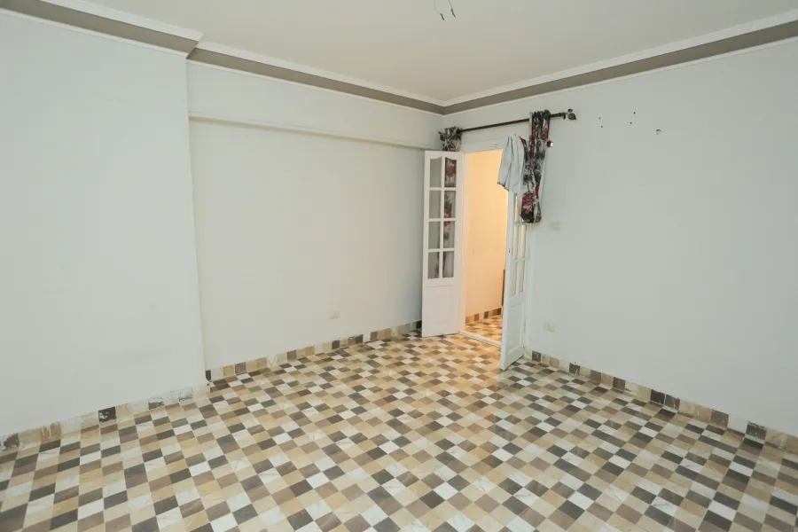 شقة للبيع 240م صافى زيزنيا -بين الترام وش ابوقير- خطوات من سان ستيفانو والبحر