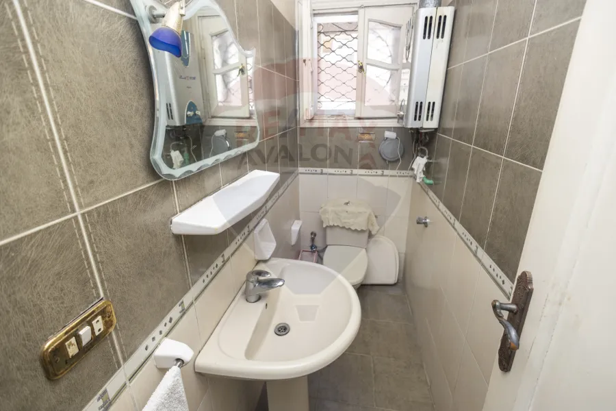 شقة للبيع 185 م جليم (ش محمود الديب - خطوات من البحر)