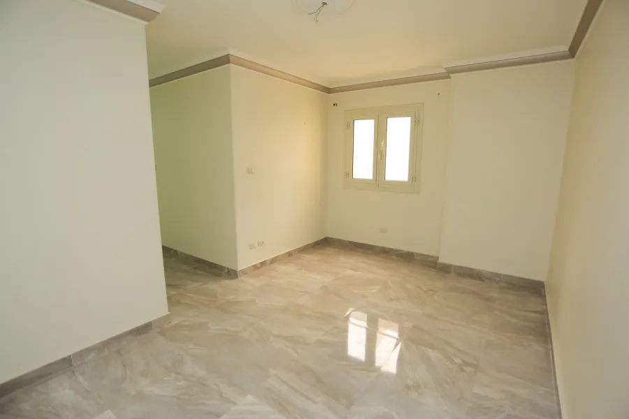 شقة للبيع 240م صافى زيزنيا -بين الترام وش ابوقير- خطوات من سان ستيفانو والبحر