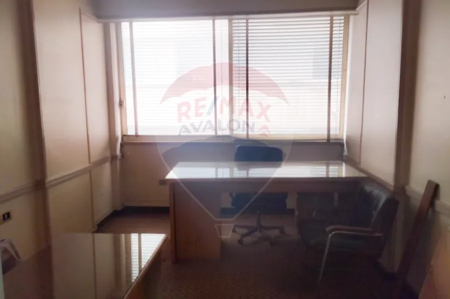 مكتب للايجار 125 م محطة الرمل (تاني نمرة من شارع صفيه زغلول - الباب رقم ڤ5)