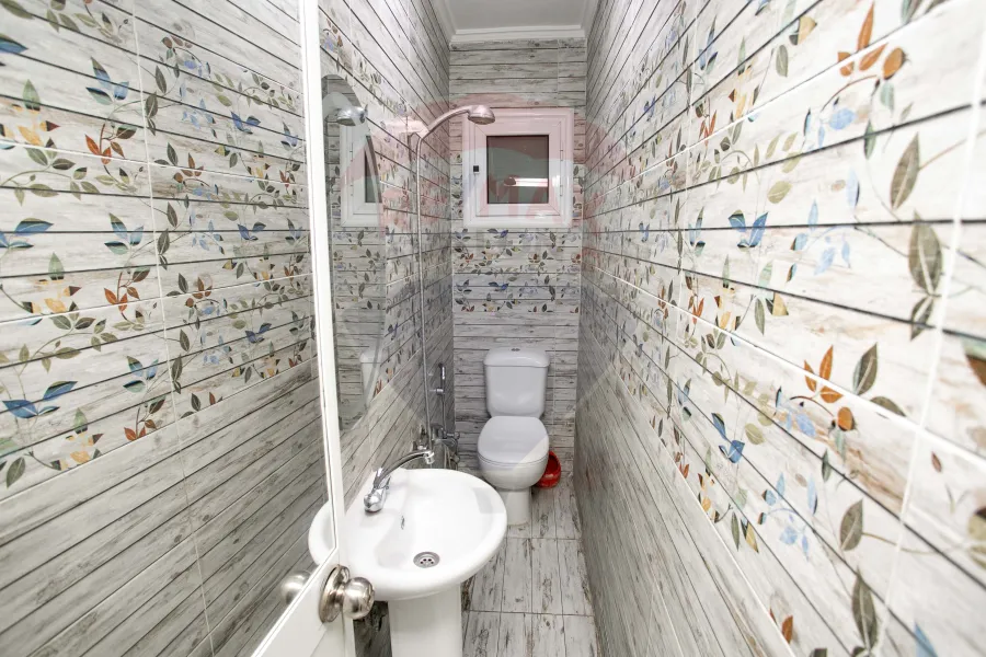 شقة للبيع 130 م لوران (علي البحر مباشرة)