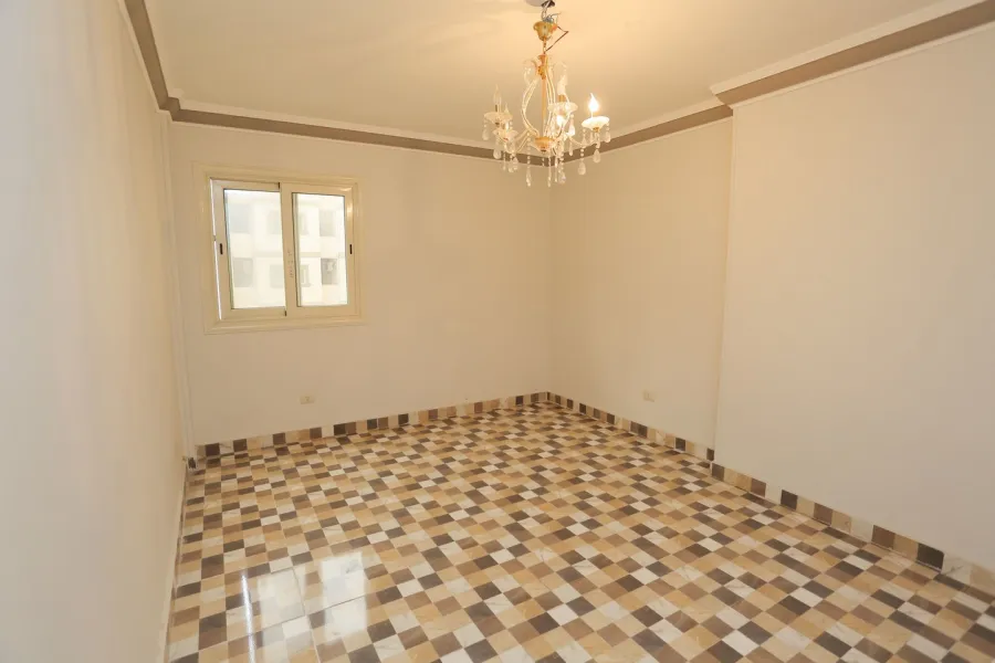 شقة للبيع 240م صافى زيزنيا -بين الترام وش ابوقير- خطوات من سان ستيفانو والبحر