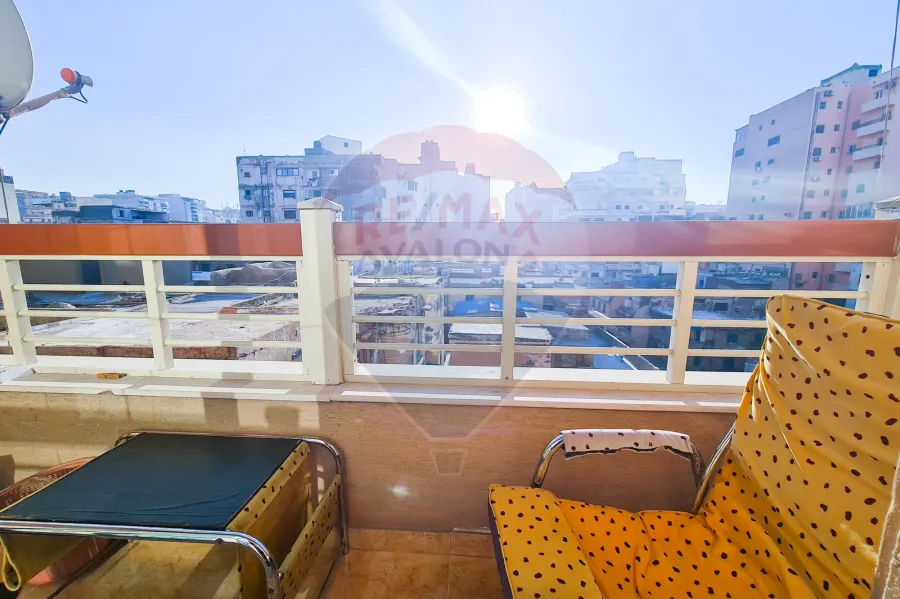 شقة للايجار 145 م كامب شيزار (خطوات من البحر)