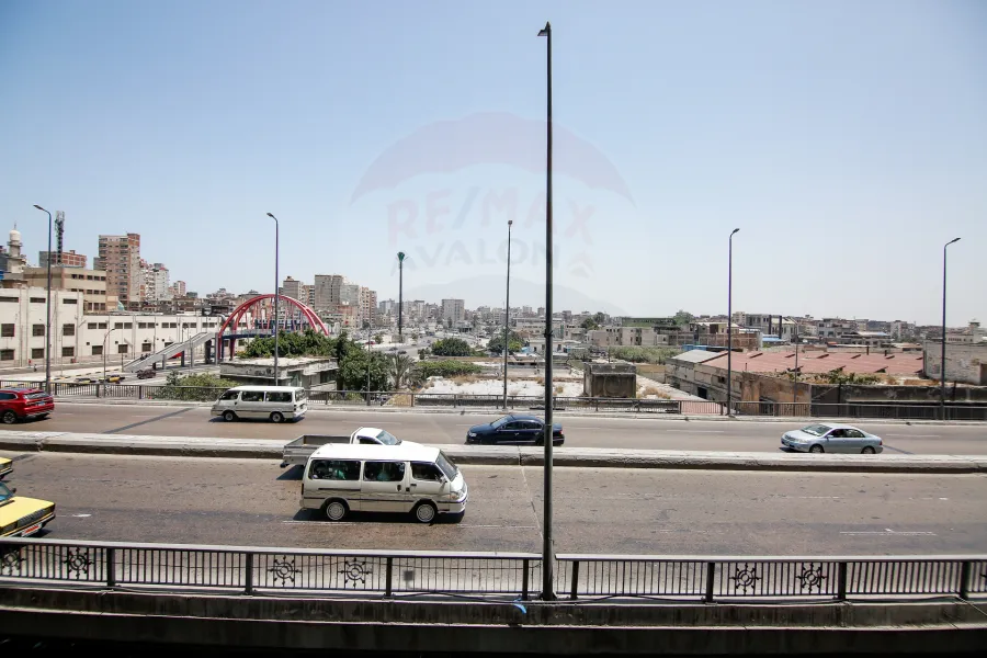 شقة للبيع 200 م محرم بك ( عمارة الجهاز المركزى للمحاسبات شارع قناة السويس الرئيسي مباشرة-  بجوار كمبوند محرم باشا)