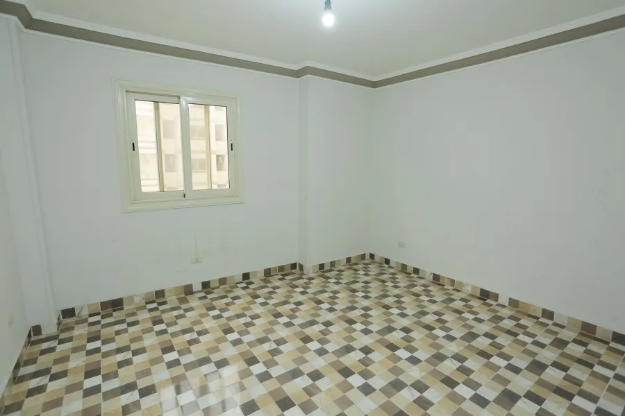 شقة للبيع 240م صافى زيزنيا -بين الترام وش ابوقير- خطوات من سان ستيفانو والبحر