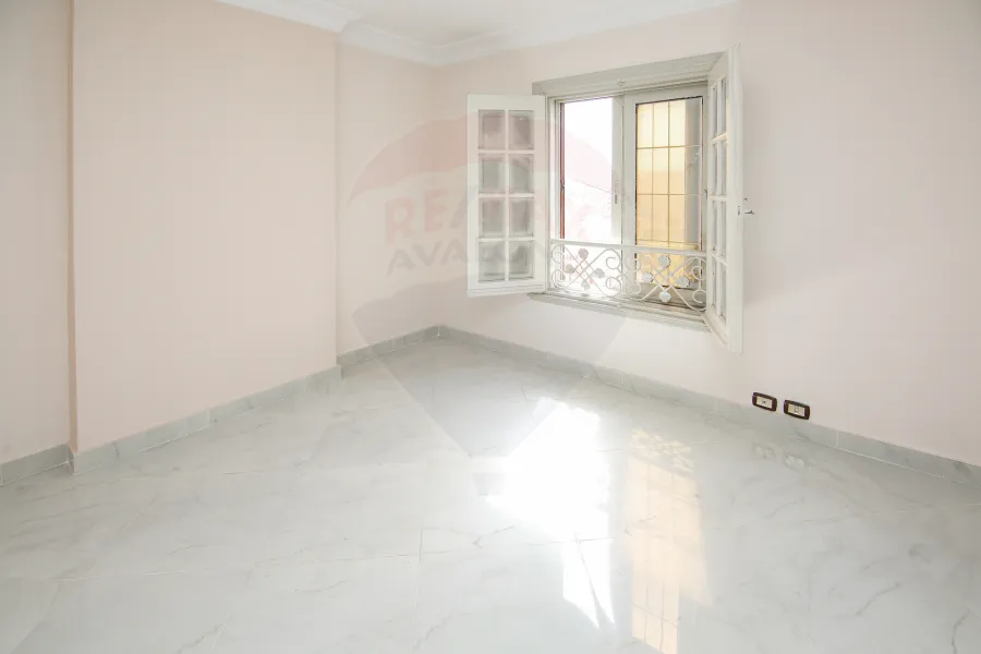 شقة للبيع 210 م سموحة ( ش ادمون فريمون ) - أول سكن